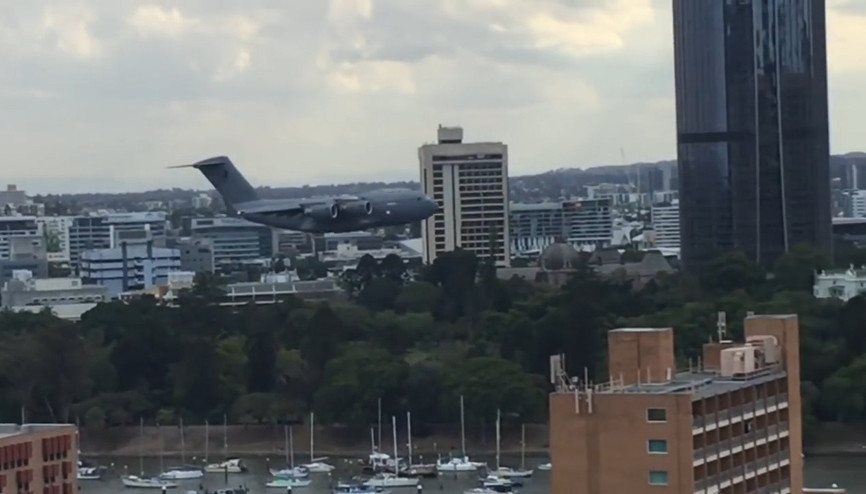 Gösteri uçuşu korku yarattı