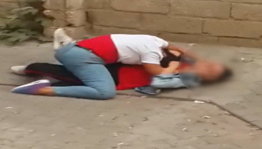 Liseli kızların sokak ortasındaki kavgası kamerada