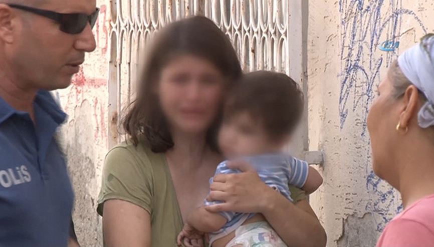 Öz annenin çocuklarına şiddet uygulamasına mahalleli isyan etti