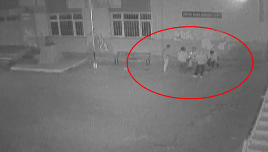 Okul bahçesinde çakmak gazı çekerken görüntülendiler Okul bahçesinde çakmak gazı çekerken görüntülendiler
