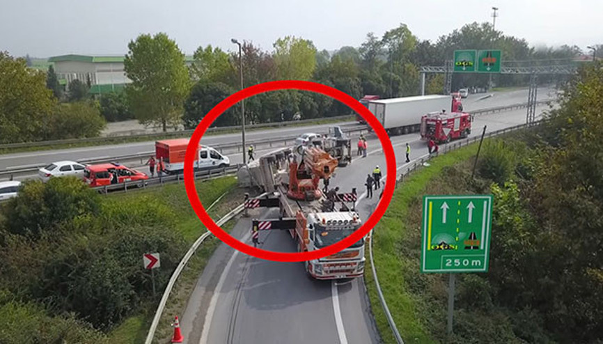 TEM otoyolu gişelerinde beton mikseri devrildi TEM otoyolu gişelerinde beton mikseri devrildi