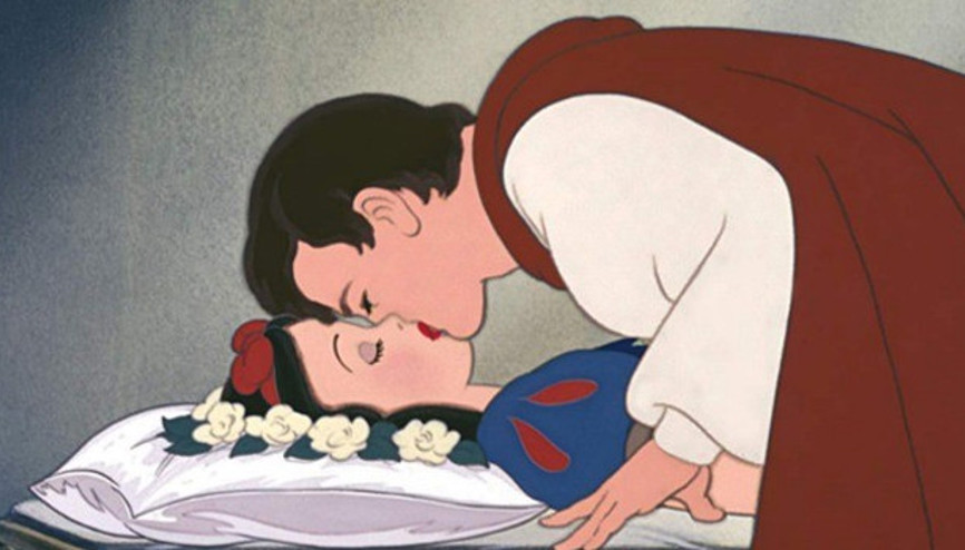 Ünlü oyuncudan ünlü masala şok eleştiri: Uyuyan birini izin almadan öpmek...