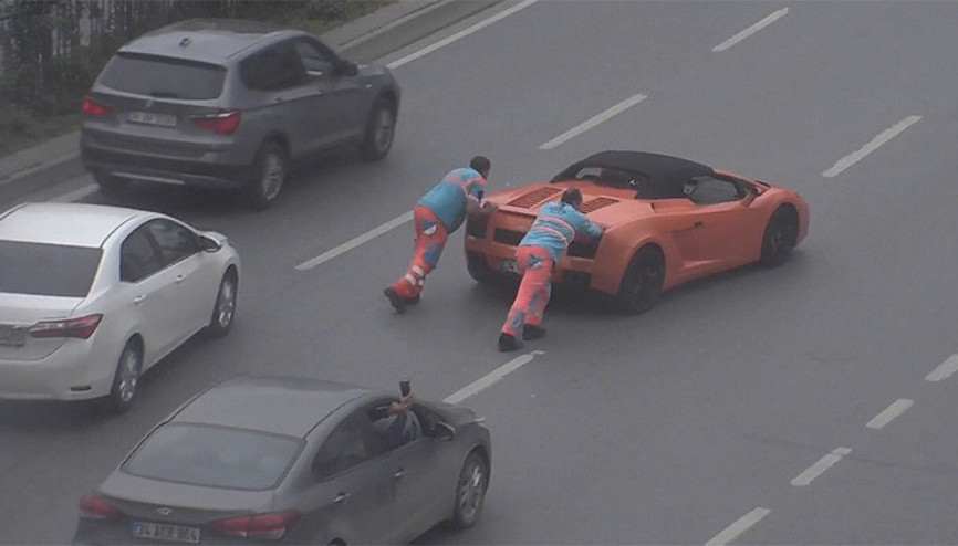 İstanbulda bugün... Lamborghini yolda kalırsa...