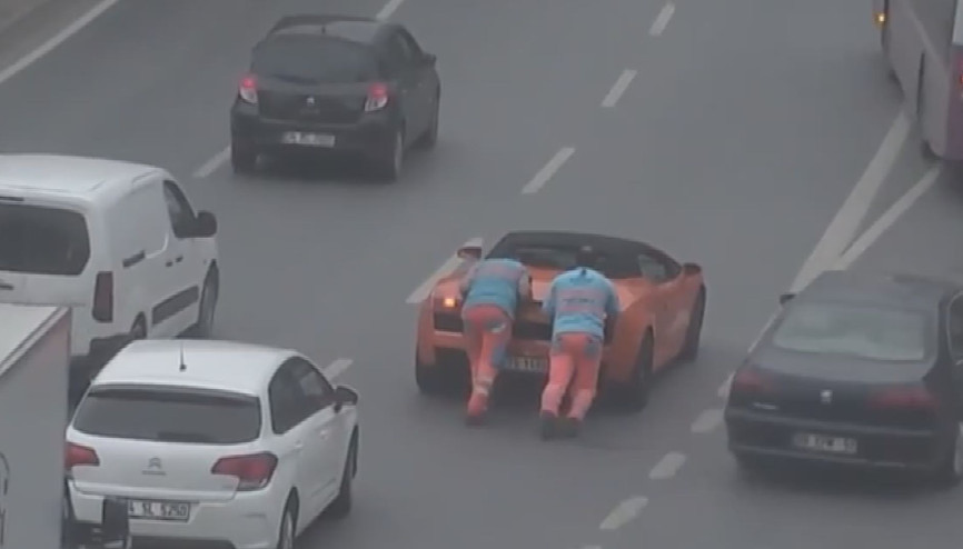 İBB işçileri yolda kalan lüks otomobili işte böyle itti