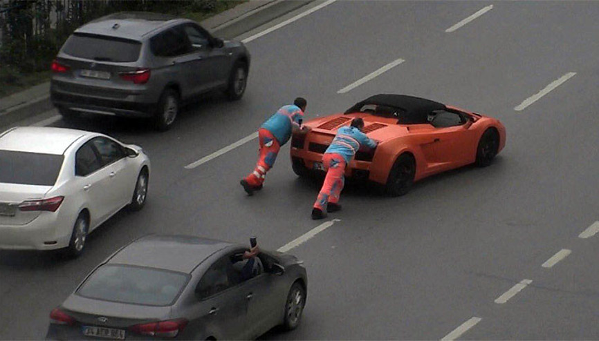 Yolda kalan Lamborghini’yi iten İBB işçileri o anları anlattı
