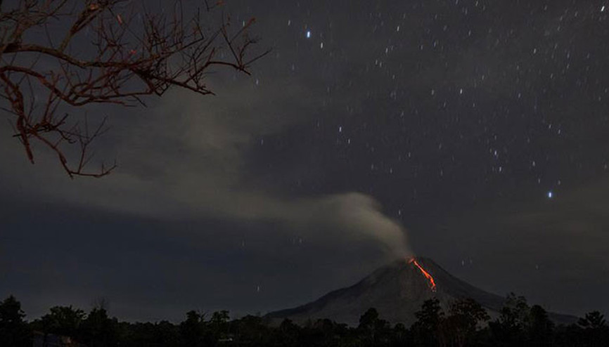 Endonezyada Anak Krakatau Yanardağı art arda patladı