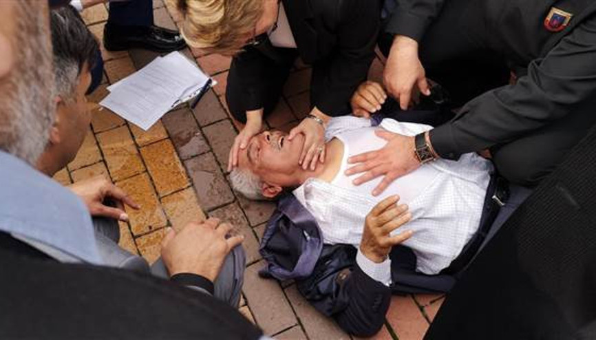 Kürsüde konuşurken bir anda yere yığıldı Kürsüde konuşurken bir anda yere yığıldı