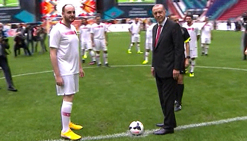 Şöhretler Maçı Cumhurbaşkanı Recep Tayyip Erdoğanın başlama vuruşuyla başladı