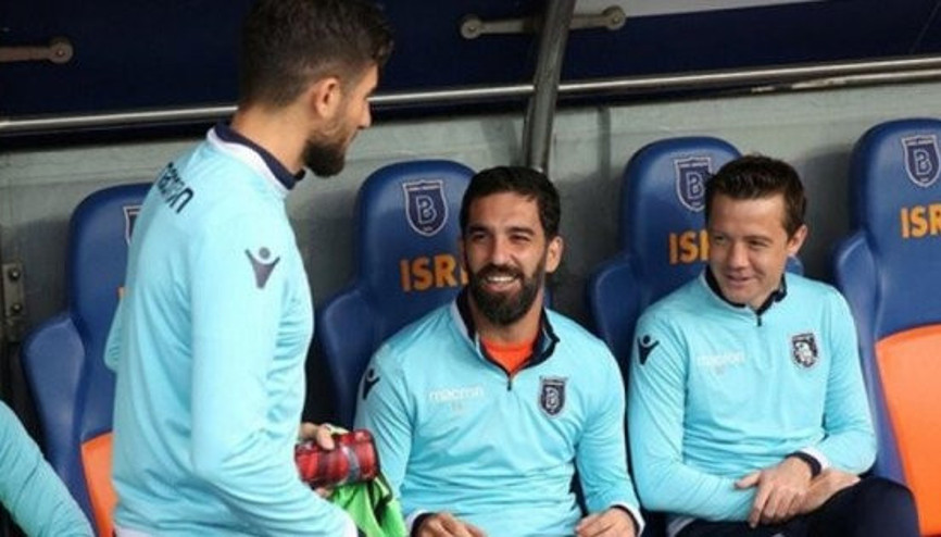 Döndü ve kulübeden çıkamadı Arda Turan...