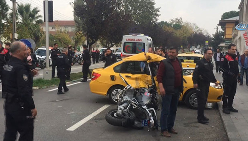 Yunus polislerinin motosikleti ile taksi çarpıştı