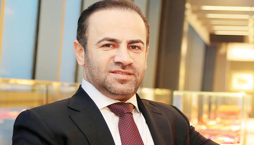 Ofisindeki dürbünle inşaat vinçlerinin yönünü gözetliyor
