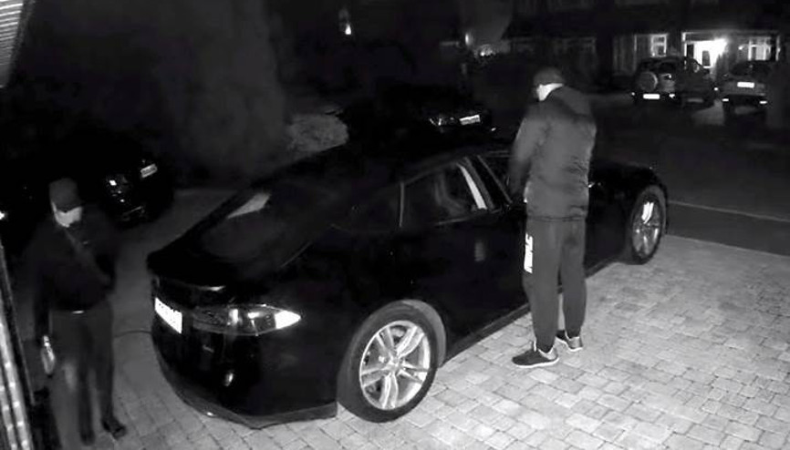 Tesla Model Si anahtar sinyaline ulaşıp çaldılar