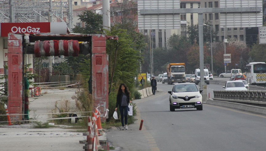 Kaldırımsız yolda ölümle burun buruna