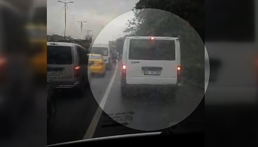 Ambulansın trafikteki zorlu yolculuğu kamerada