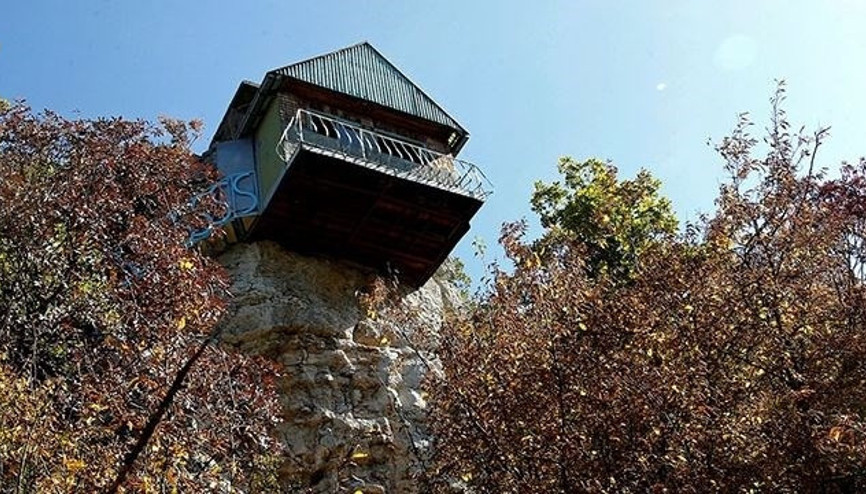 Kayalığa inşa ettiği evde doğayla iç içe yaşıyor