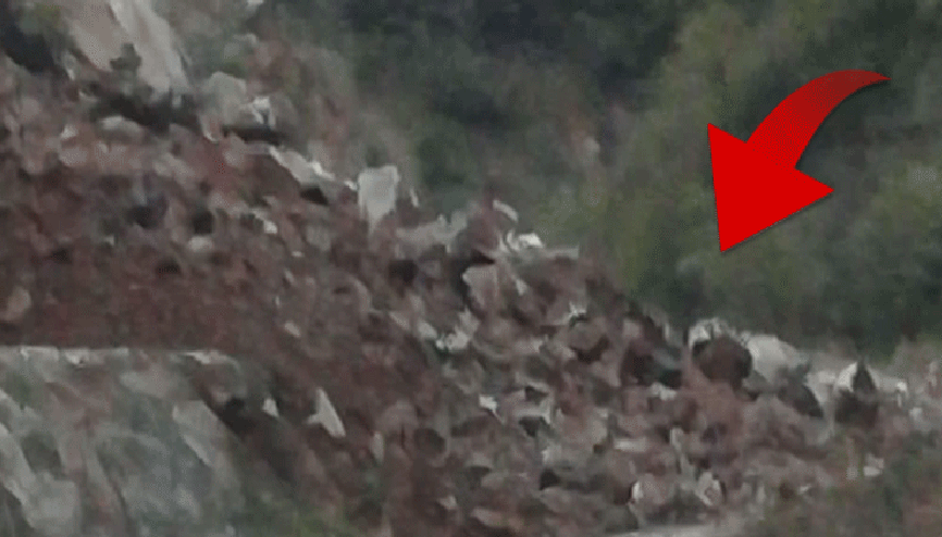 Dehşet anları İş makinesi kayaların altında kaldı