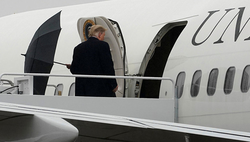 Trumpın şemsiye ile imtihanı alay konusu oldu
