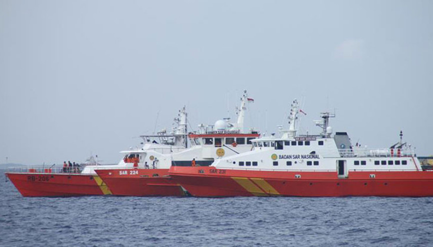 Endonezyada düşen uçağı arama çalışmaları devam ediyor