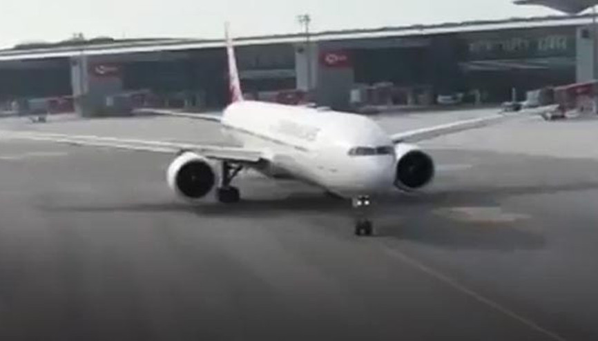 İstanbul Havalimanında tarihi an... İlk uçuş başladı