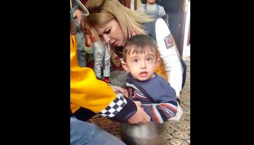 Düdüklü tencerenin içine giren çocuk böyle sıkıştı