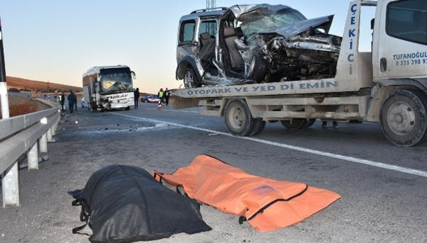 Yolcu otobüsü hafif ticari araçla çarpıştı: 2 ölü, 4 yaralı