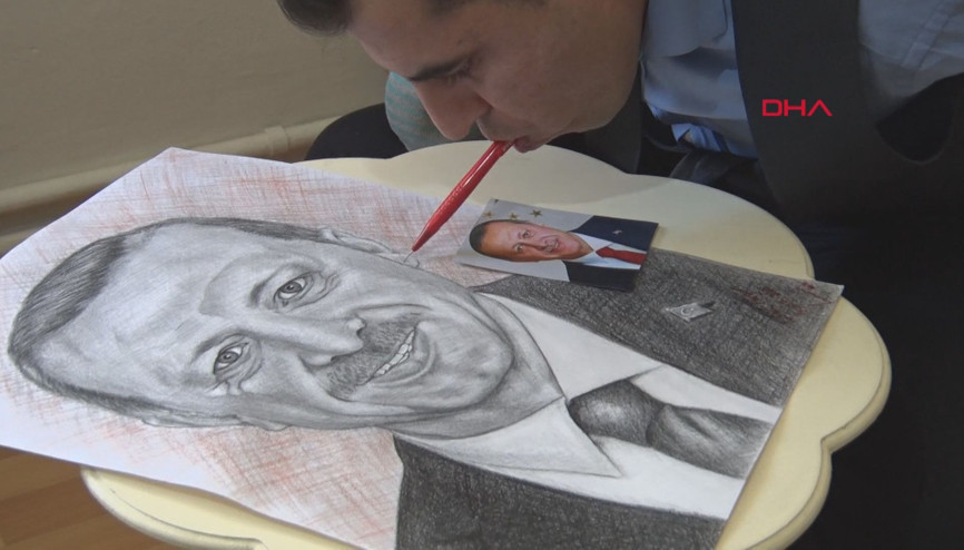 İki kolu olmayan genç ağzıyla cumhurbaşkanlarının resmini çizdi