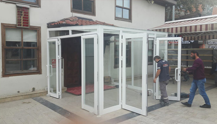 Tarihi camide tepki çeken görüntü