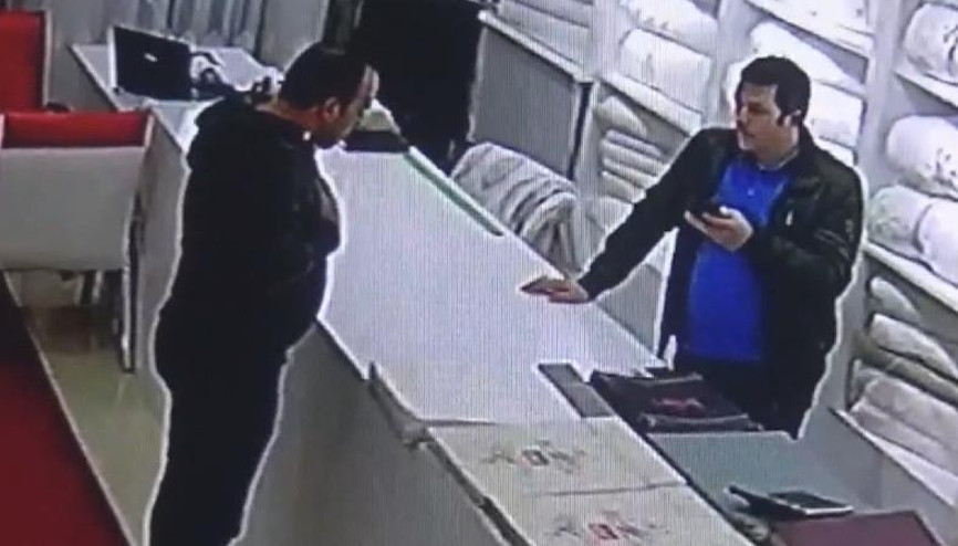 Kasayı soydu, dükkan sahibinden kartvizit alıp gitti Kasayı soydu, dükkan sahibinden kartvizit alıp gitti