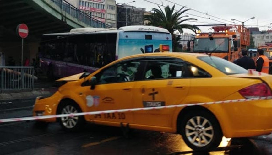Otobüs kaza yaptı Tramvay seferleri aksadı