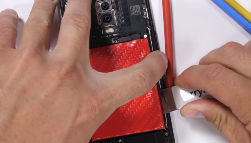 OnePlus 6T parçalarına ayrıldı: İçinden bakın neler çıktı