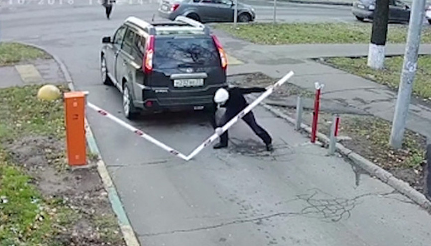 Sinirlendi Bariyeri iki defa kırdı