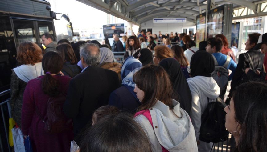 Akın akın geldiler Herkes oraya koştu