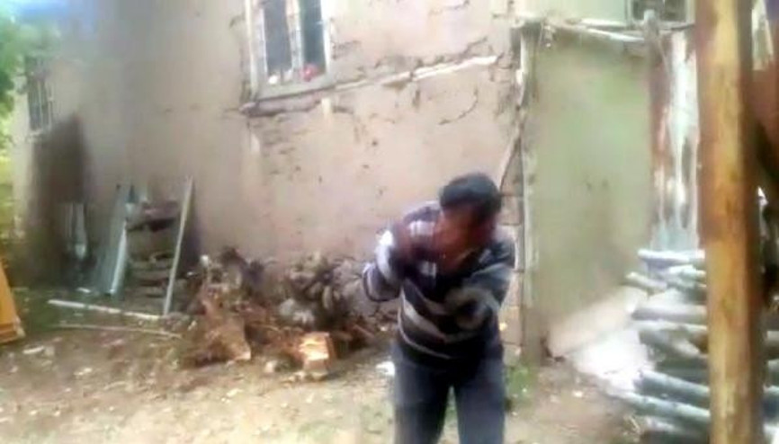 Evinin duvarına yuva yapan arıların saldırısına uğradı Evinin duvarına yuva yapan arıların saldırısına uğradı