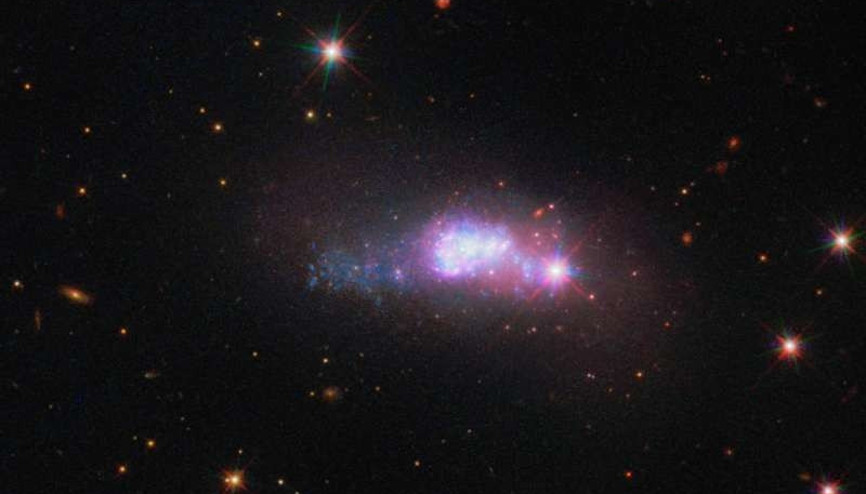 Hubble Teleskobu uzayın derinliklerindeki cüce galaksiyi fotoğrafladı