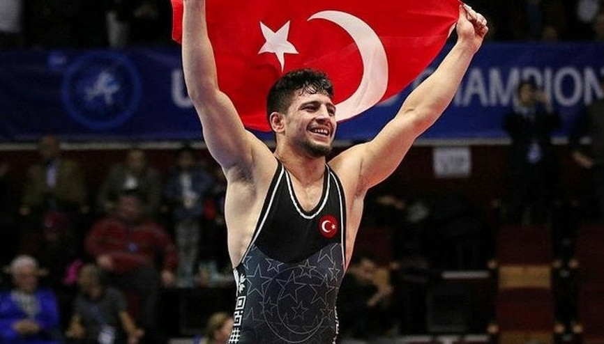 Bakan Kasapoğlundan şampiyon güreşçiye tebrik