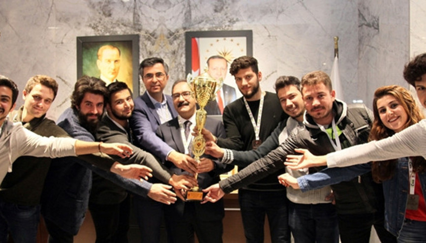 Üniversite öğrencilerinden rektöre jest