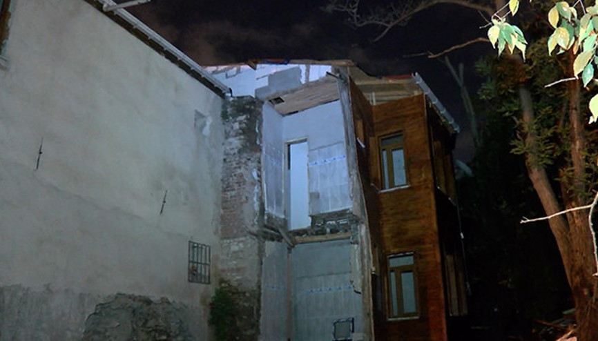 Samatyada iki bina çökme riski nedeniyle boşaltıldı