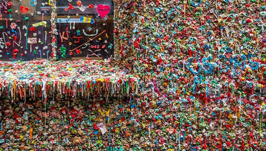 Rengârenk sakızlarla kaplı Amerikan duvarı