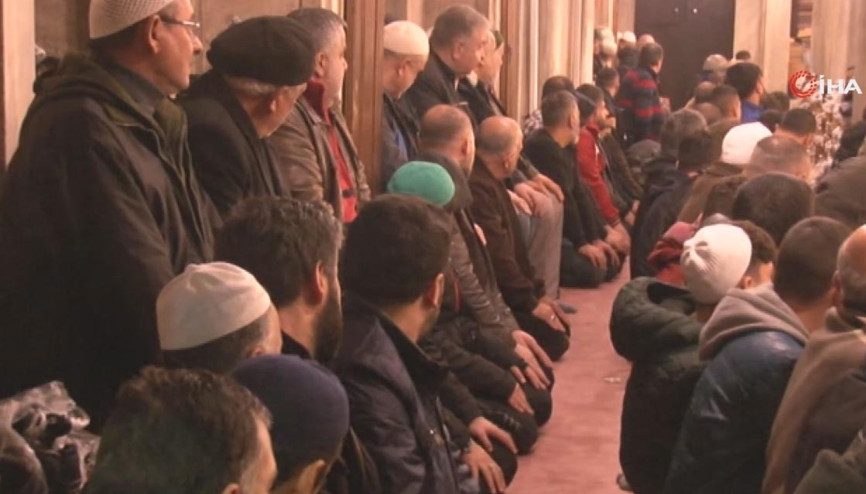 Mevlit Kandili’nde, vatandaşlar yağmura rağmen Eyüp Sultan Camii’ne akın etti