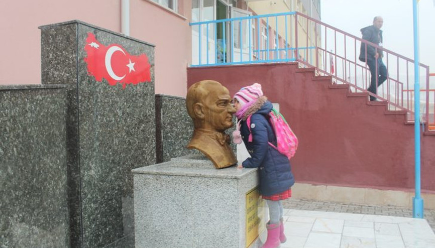 Her sabah Atatürke saygısını göstermeden sınıfa gitmiyor Her sabah Atatürke saygısını göstermeden sınıfa gitmiyor