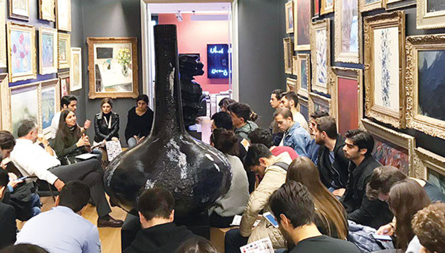 Otobüste ders anlatan profesör Otobüste ders anlatan profesör