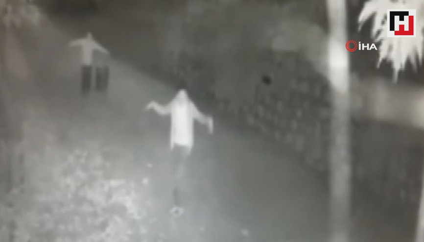 Gençlerin sokakta oynaması kameraya takıldı