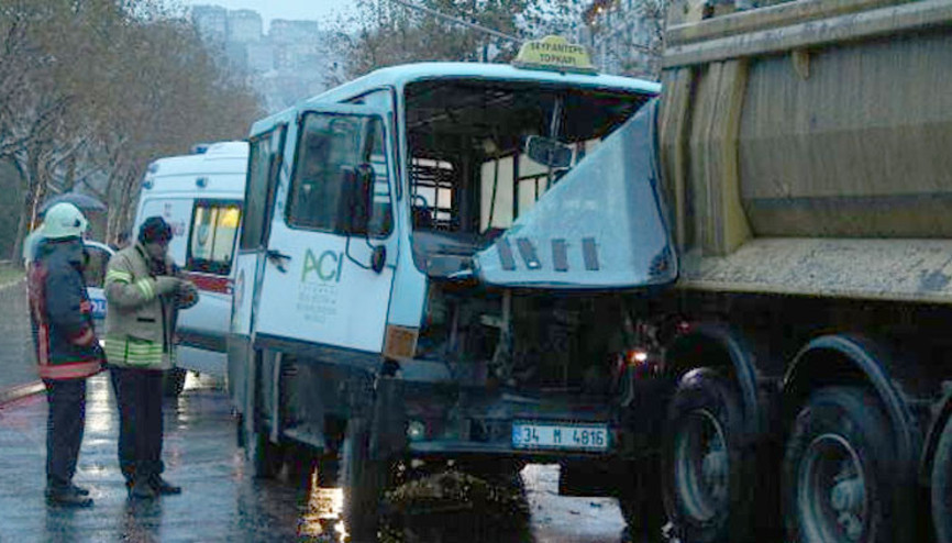 Minibüs hafriyat kamyonuyla çarptı: 2 yaralı