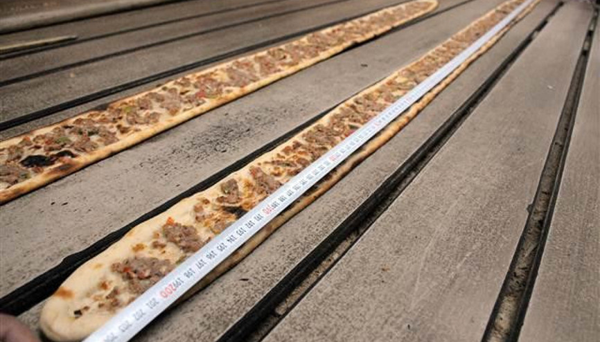 İki şehir arasında rekabet kızıştı, Sivas’ta, 2 metre 5 santimlik etli ekmek yapıldı