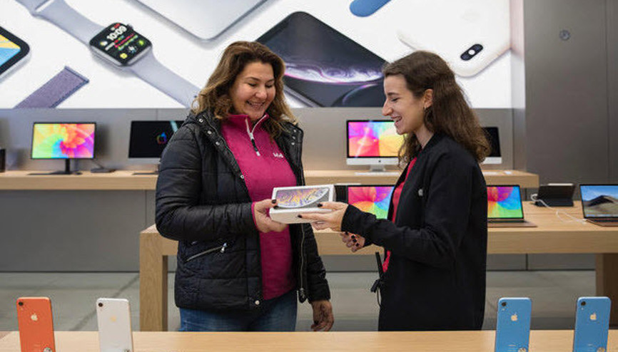 Yeni iPhone satışa çıktı, ilk o aldı