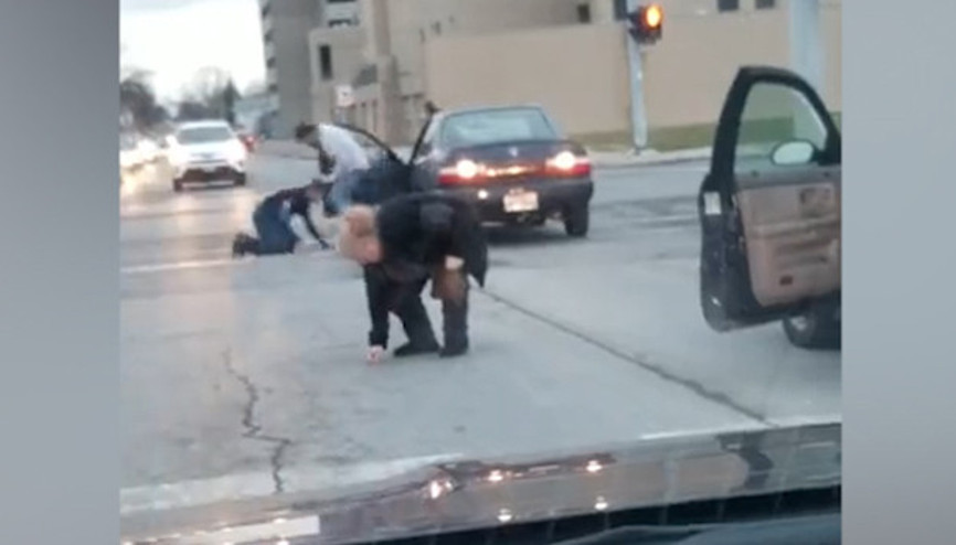 İki sürücü kavga ederken bakın o ne yaptı