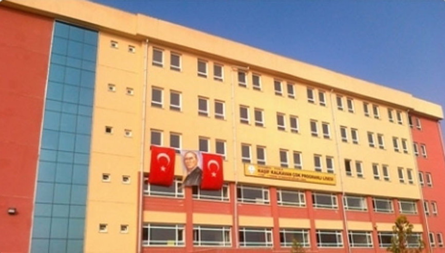 Okulda makyaj tartışmasında öğretmene tokat