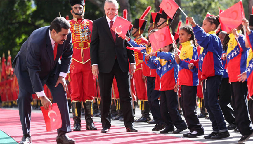 Madurodan dikkat çeken hareket Türk bayrağını yerde görünce...