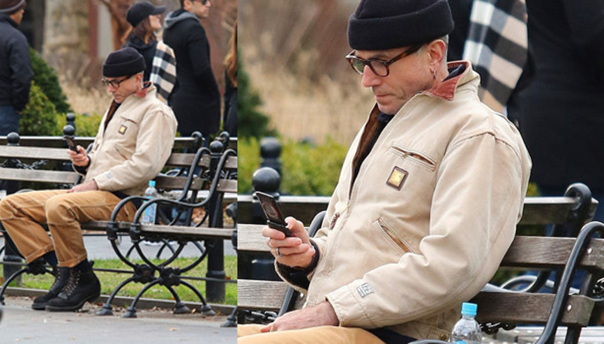 Emekli oyuncu parkta tek başına: Hala tuşlu telefon kullanıyor