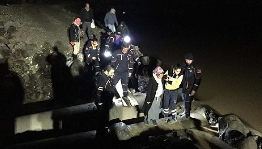 Köprüsü yıkılan mahallede, hamile kadın için seferberlik Köprüsü yıkılan mahallede, hamile kadın için seferberlik